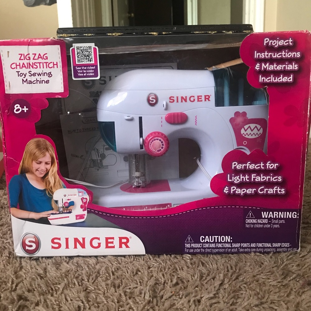 Toy sewing machine